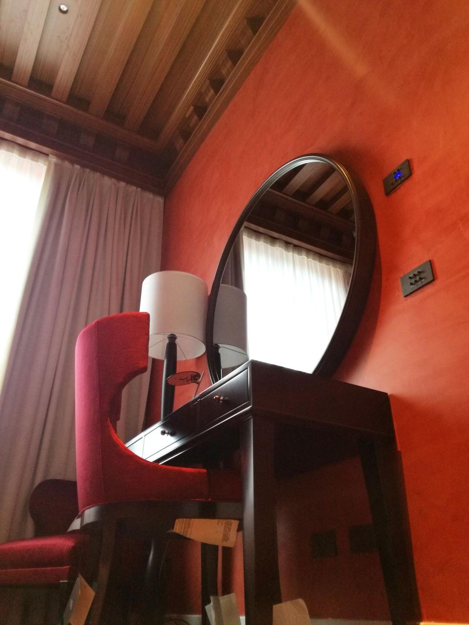 Copritermosifone in legno - Asta Arredi antichi, Design e Decorazioni  Dell'Hotel Aldrovandi Villa Borghese e Altre